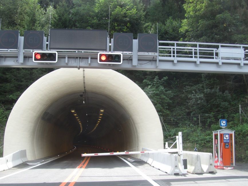 Photo 2 : Exemple d'une seule barrière de fermeture de tunnel utilisée en combinaison avec les signaux d'arrêt (Autriche)
